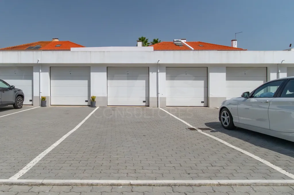 Premium, Like-New 3-Bedroom Apartment with Exceptional Balcony – Garage – Elevator – Convenient Access to Lisbon