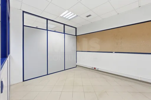 Loja e cave para serviços no centro de Alcobaça