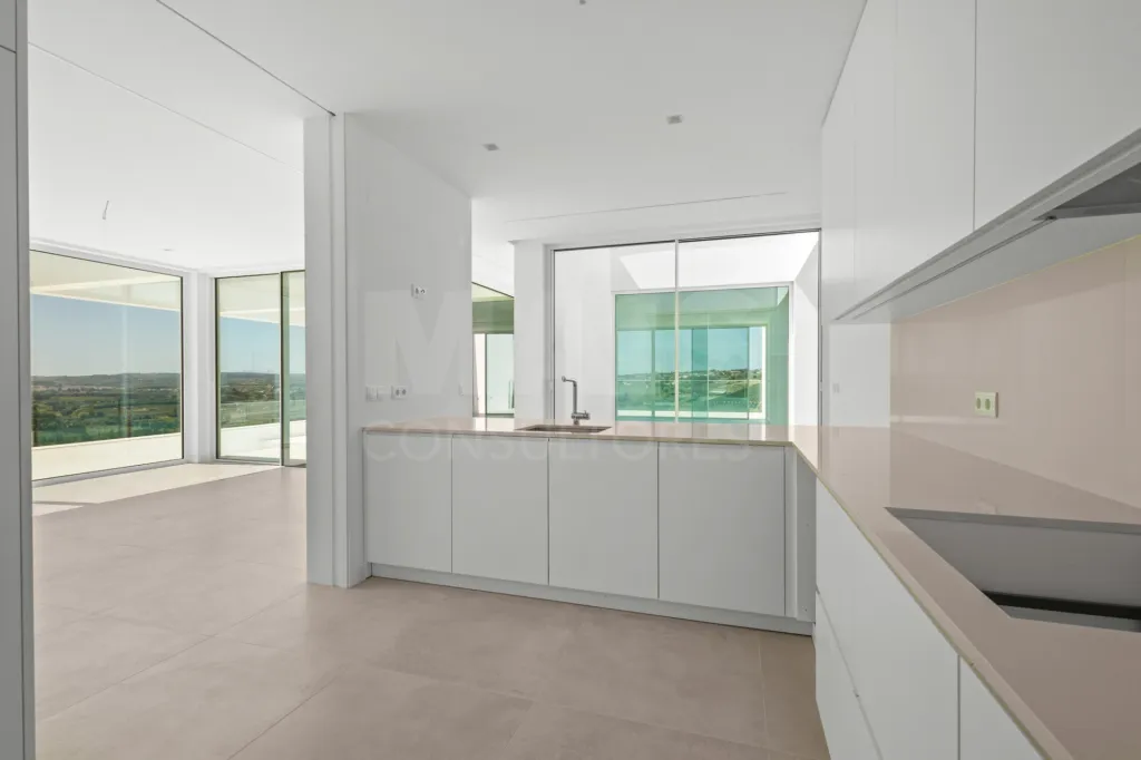 4-bedr. house on 2-hectare plot in Carvalhal