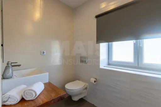 Propriedade com 3 apartamentos e piscina em Óbidos