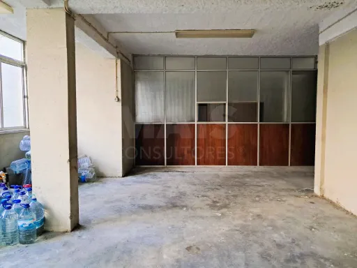 Armazém com Logradouro e Duas Entradas Principais - Centro de Castelo Branco