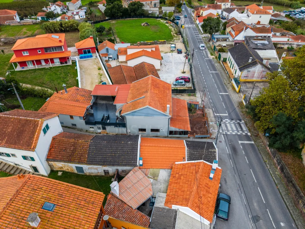 Moradia T3 com comércio e terraço no Coto