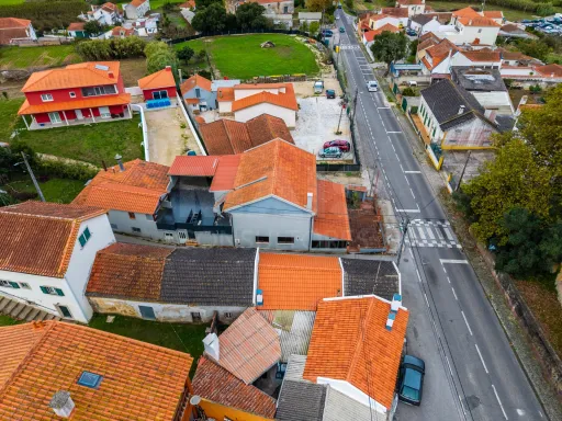 Moradia T3 com comércio e terraço no Coto