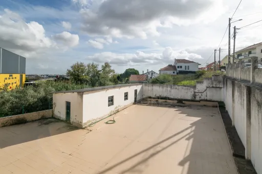 Two plots of urban land in Famões