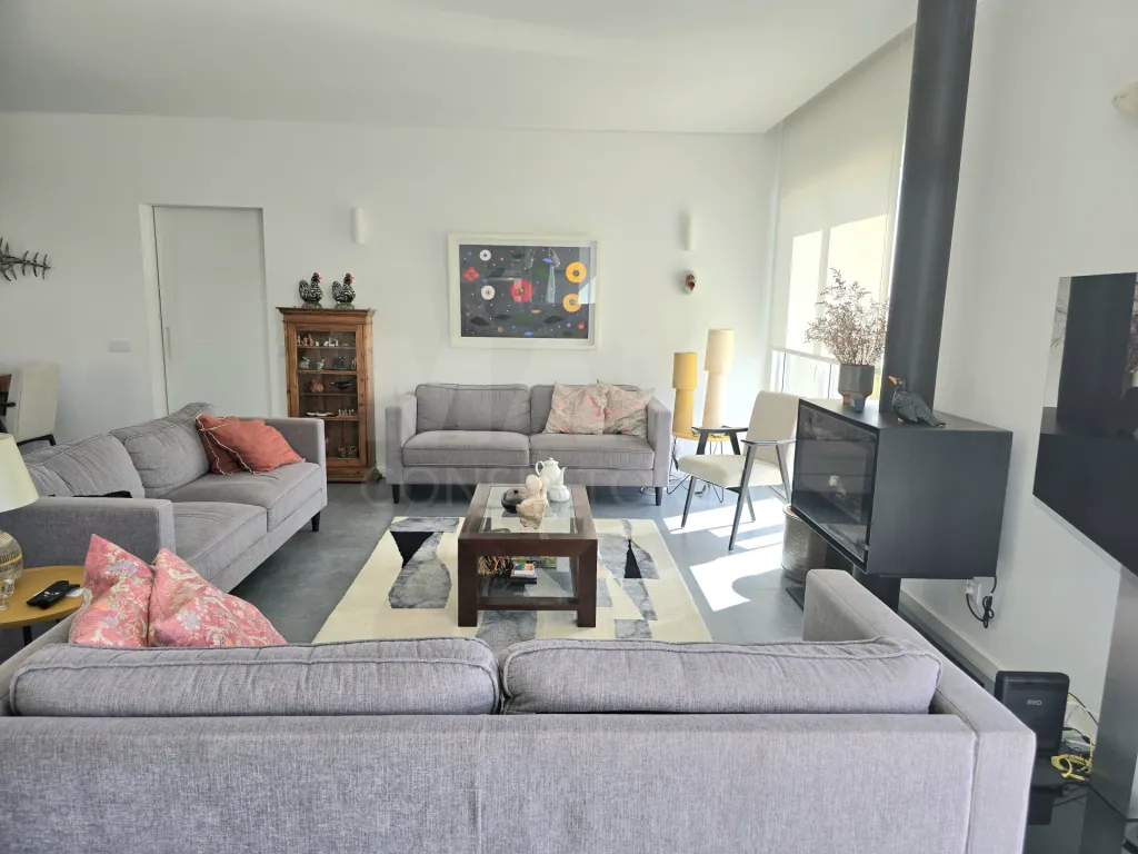Moradia T4 térrea contemporânea com anexo T2 independente | Lote com 10.400 m² | Alvorninha