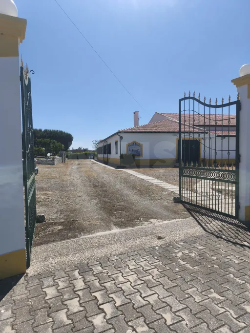 Propriedade com Piscina e Instalações Equestres – Um Refúgio Tranquilo com Potencial de Expansão