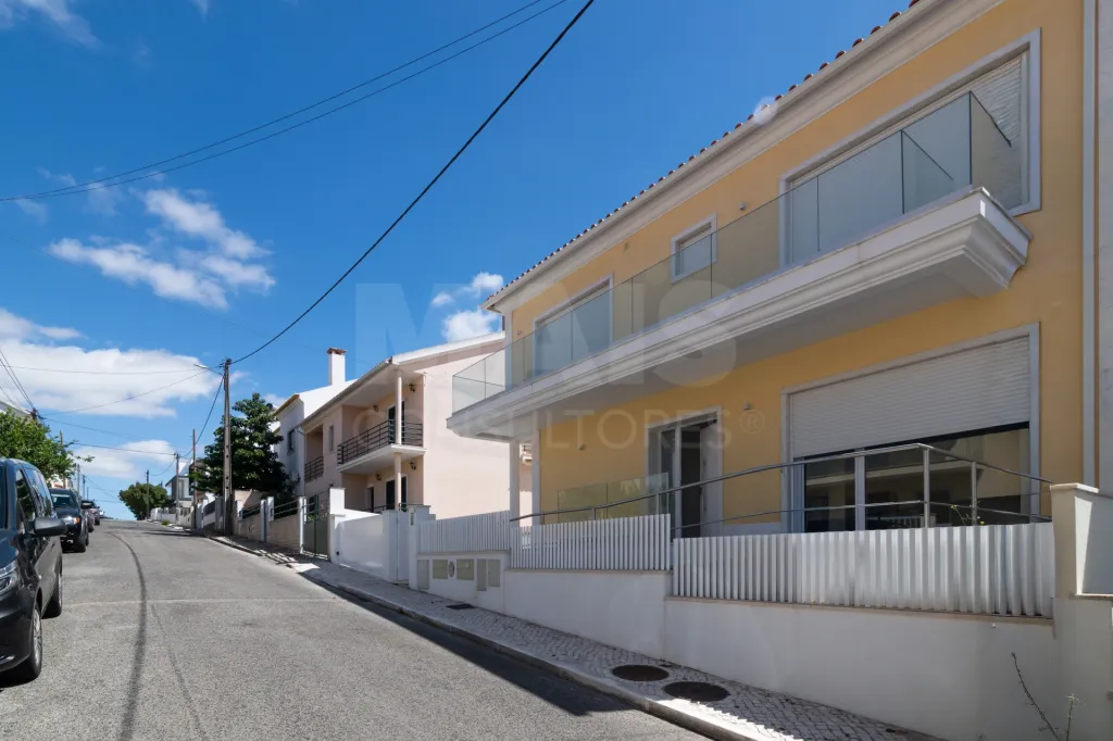 Moradia Geminada T4 + 1 com Piscina Famões