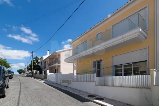 Moradia Geminada T4 + 1 com Piscina Famões