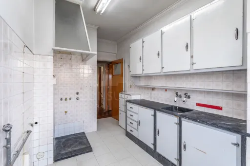 3-bedroom apartment in Alvalade, near Padre António Vieira Secondary School