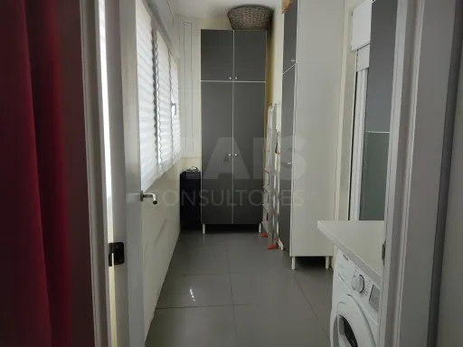T2 Renovado com Vista Rio | Av. Mouzinho de Albuquerque