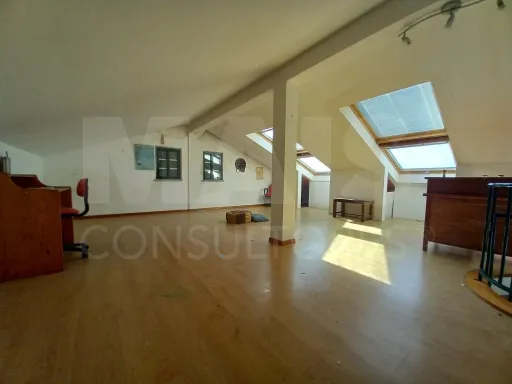 Moradia de 5 Assoalhadas em Ribamar C/ lote de 300m2 e Sótão amplo