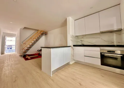 Moradia T3 em Banda Totalmente Renovada com Terraço - Avenidas Novas