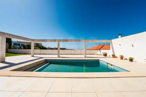 Moradia T5 em Lourinhã com Vista Mar, Piscina Aquecida e Jardim