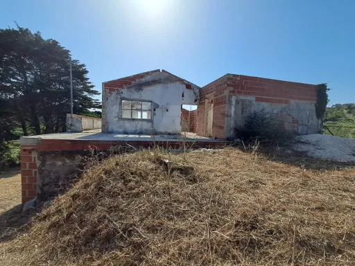 Moradia em construção em Salir de Matos