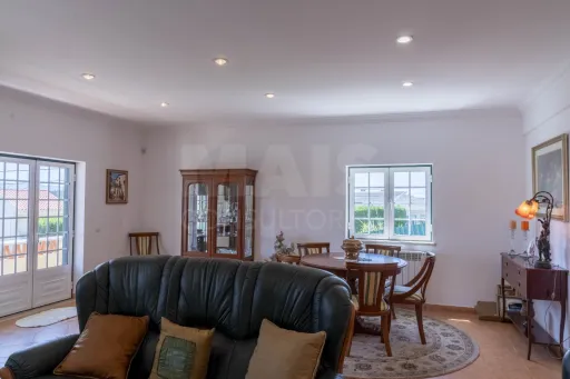 Moradia T4, centro do Cadaval, com garagem