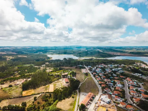 Moradia T3 Térrea com Garagem e Pátio no Nadadouro
