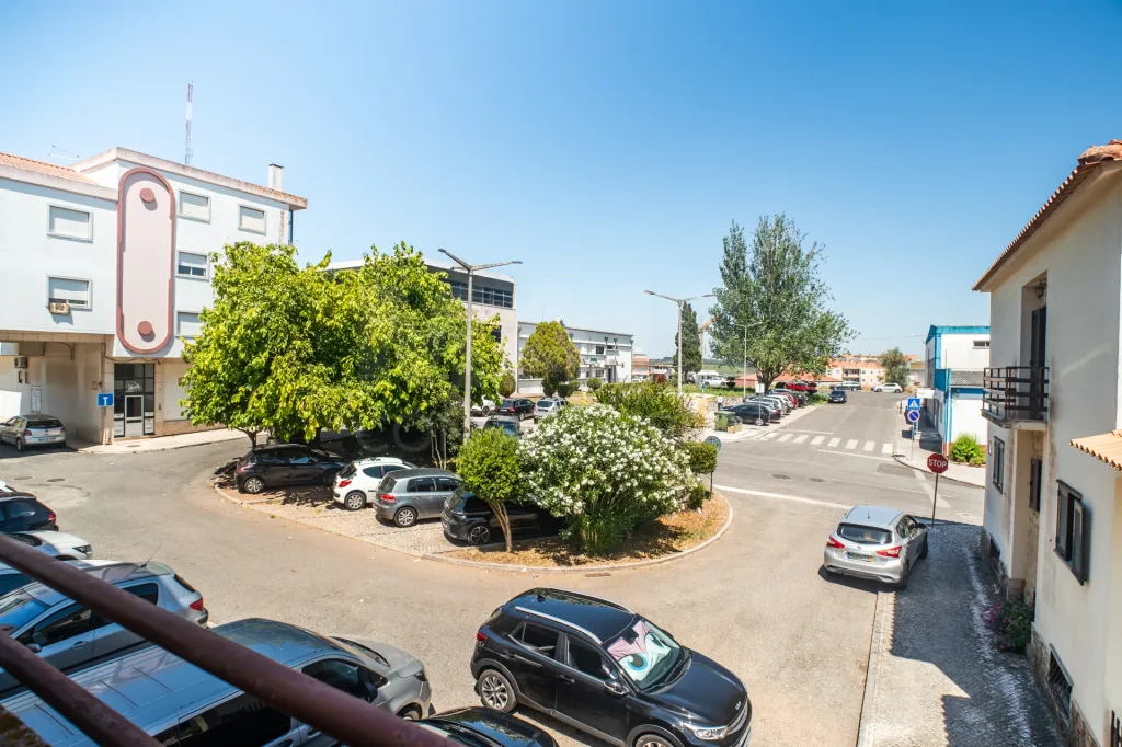 2-Bedroom Apartment in the Heart of Cadaval – Comfort, Location, and Potential!
