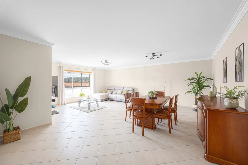 Apartamento T3 no Centro do Carregado | Parqueamento e Arrecadação