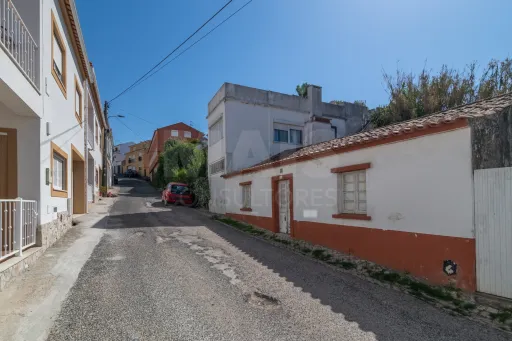 Moradia T3 para recuperação no centro da Lourinhã