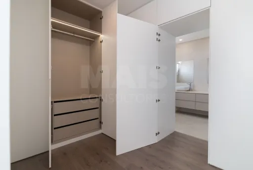 Moradia Geminada T4 + 1 com Piscina Famões