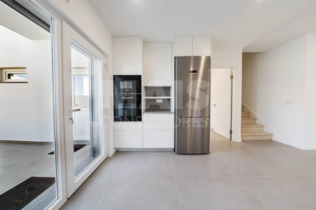 Moradia T3+1 Garagem, Logradouro e Vista Mar