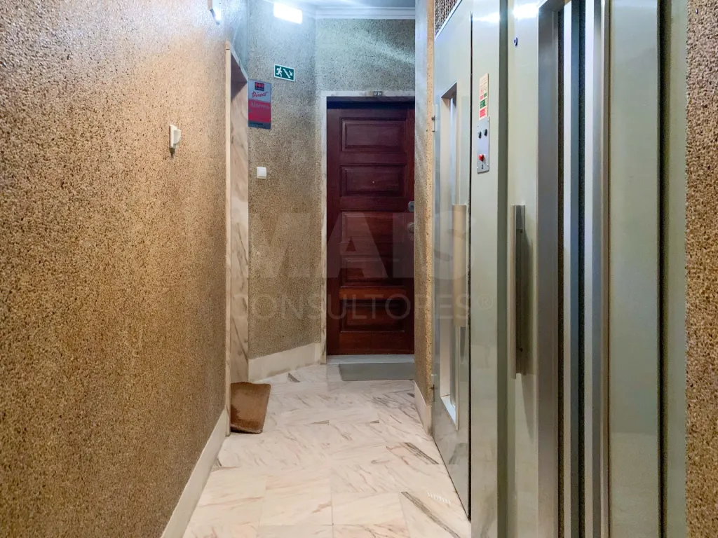 Apartamento T3 em Benfica – Elevador, Luz Natural e Localização Central