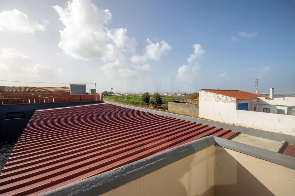 Moradia térrea T4 com anexo e 5.000 m2 de terreno em Geraldes