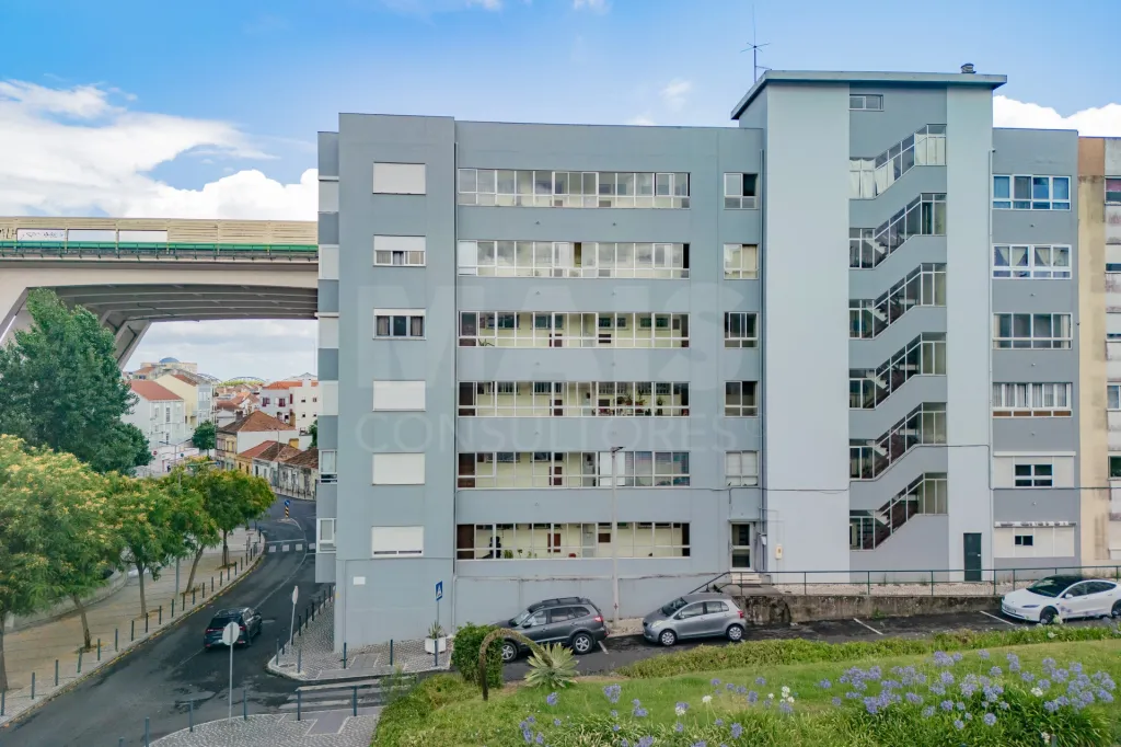 Apartamento, prédio com dois elevadores, zona central de Vila Franca de Xira