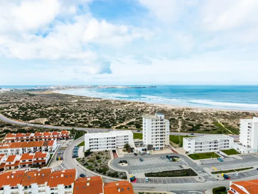 Apartamento T2 com Sótão e Varanda junto à Praia do Baleal