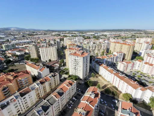 T3 no Carregado com excelentes areas com varanda e parqueamento