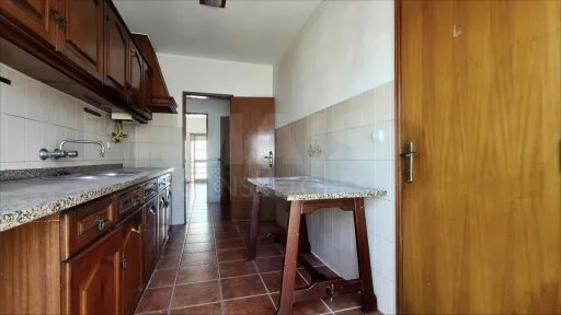 Apartamento T2 com Marquise e Despensa | 1º Andar | Perto das Praias