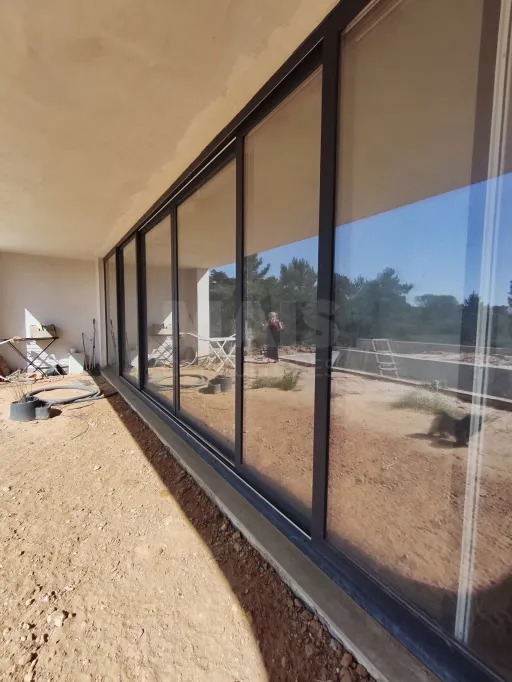 Moradia térrea contemporânea em fase final, com piscina infinita e jacuzzi em lote de 1.500 m²