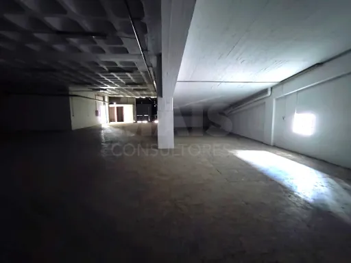 Fantástico Armazem em Prior Velho - Remodelado