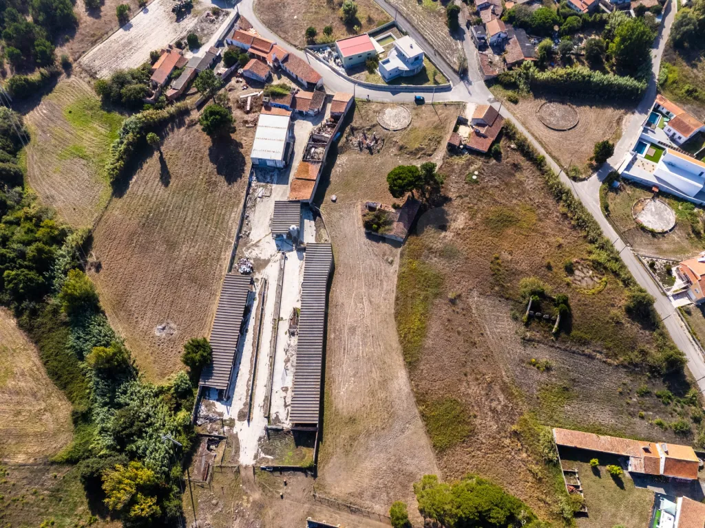 Terreno com ruína na Serra do Bouro