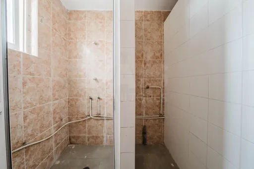 Moradia T3 com comércio e terraço no Coto