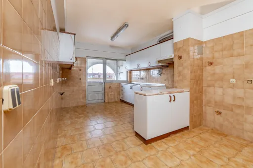 3 bedroom apartment with storage room in Samora Correia