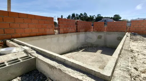 Moradia Térrea T4 com Suite Master, Piscina de Água Salgada, Garagem e Acabamentos Premium !