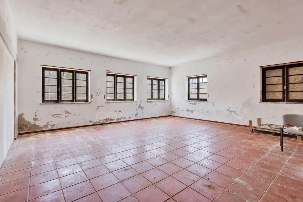 Prédio com projeto aprovado para 8 apartamentos em Peniche