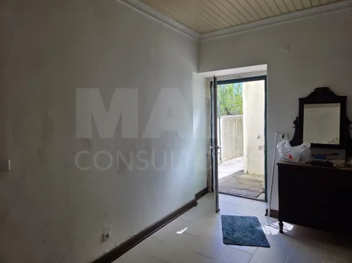 Prédio no Centro de Torres Novas com Jardim e Forte Potencial para constituição de Propriedade Horizontal com elevada rentabilidade de investimento