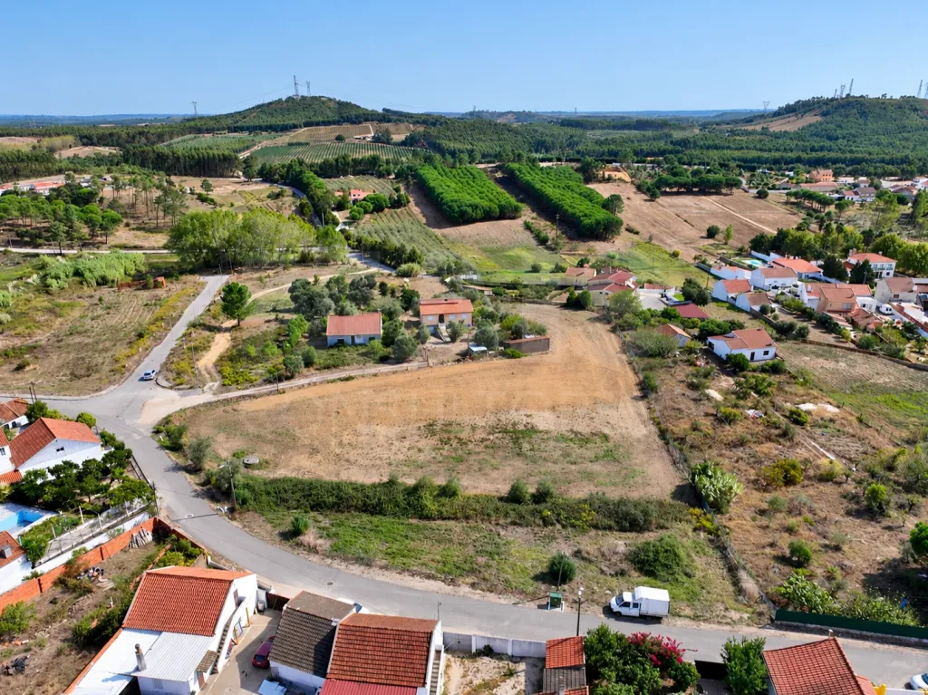 Terrano de 7.024 m2 com Potencial de Loteamento | Alcoentre
