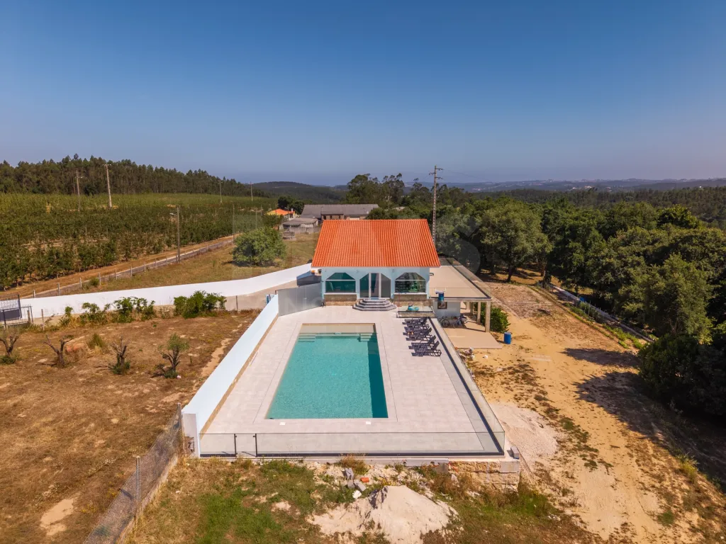 Quinta com mais de 23.000 m², piscina de água salgada e potencial de construção