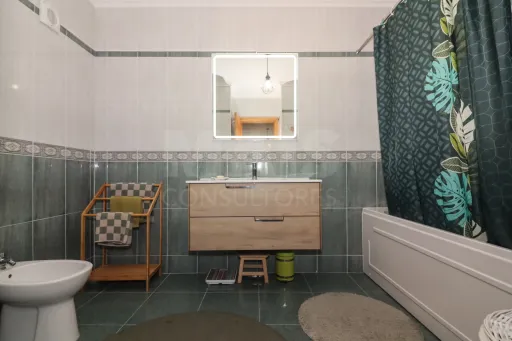 Spacious 3-bedroom apartment with suite, storage room and parking space in Carregado
