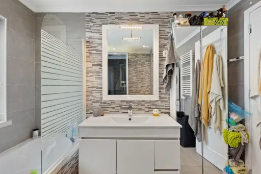 Moradia com 3 apartamentos e vista mar