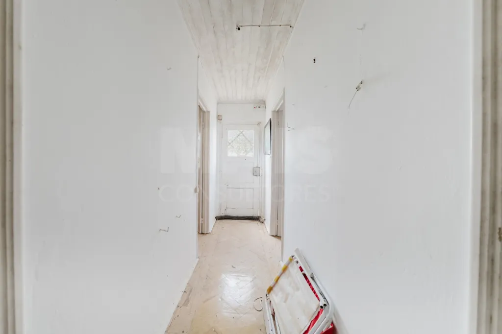 Moradia inserida num amplo terreno com 4.730 m²
