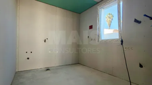 Moradia Térrea T4 com Suite Master, Piscina de Água Salgada, Garagem e Acabamentos Premium !