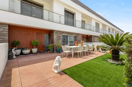 Moradia T4 com Vista Mar, Jacuzzi Panorâmico e Energia Solar | Lourinhã