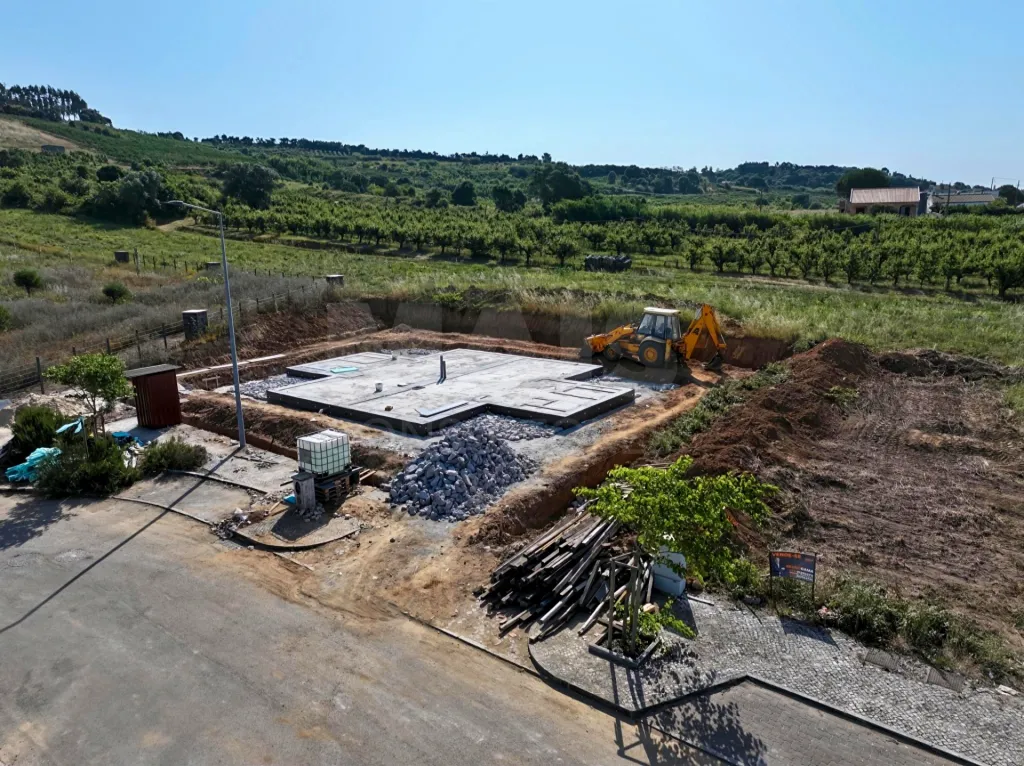 Moradia T3 Geminada c/ 1 Suite, Jardim, Parqueamento e Piscina! (LT2)