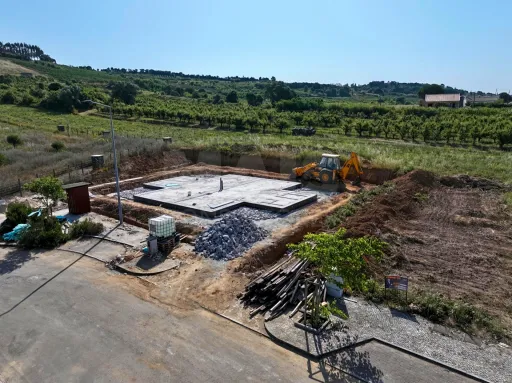 Moradia T3 Geminada c/ 1 Suite, Jardim, Parqueamento e Piscina! (LT2)