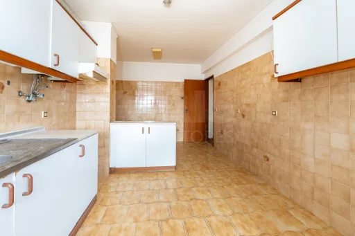3 bedroom apartment with storage room in Samora Correia