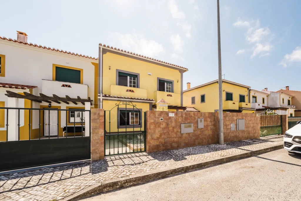 Moradia T4 com Jardim, Garagem e Churrasqueira no Centro de Olho Marinho – Óbidos